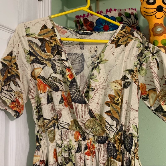 Beautiful Beige dress with exotic leaf decoration. - Picture 3 of 4